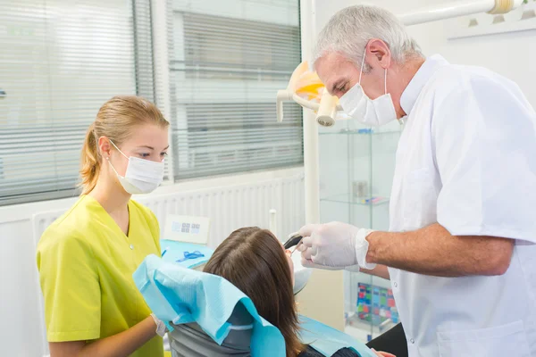 환자와 함께 부지런 히 일하는 치과 의사 — 스톡 사진