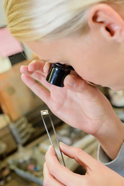 Female jeweller assessing a stone — Stock Photo, Image