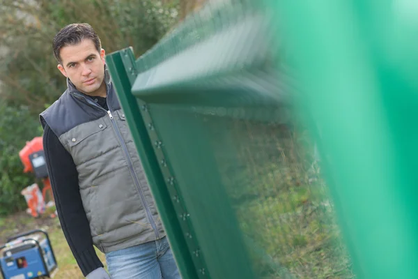 Het controleren van het hek is rechte — Stockfoto