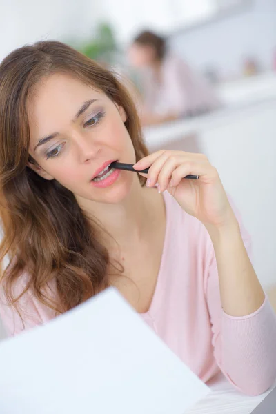 Femme étudiant de la maison Photos De Stock Libres De Droits