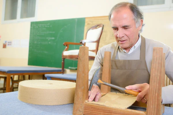 Einen Stuhl machen und anpassen — Stockfoto