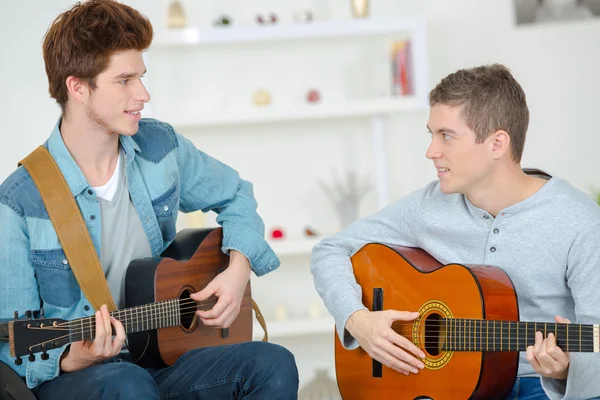 Playing the guitar together — Stock Photo, Image