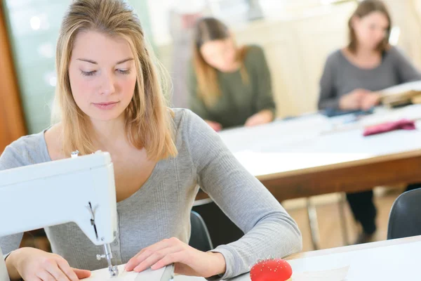 Clase de costura y brazos — Foto de Stock