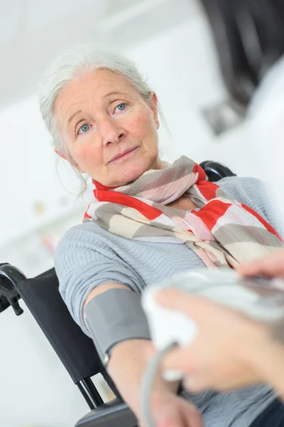 Control de presión arterial para pacientes mayores — Foto de Stock