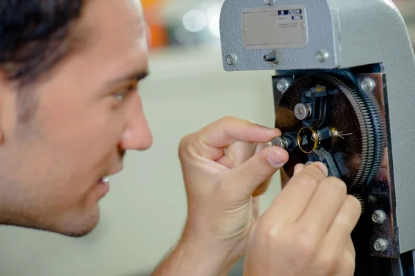 Jeweller making adjustments to a ring — Stock Photo, Image