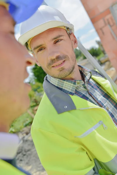 Foreman een d collega op site — Stockfoto