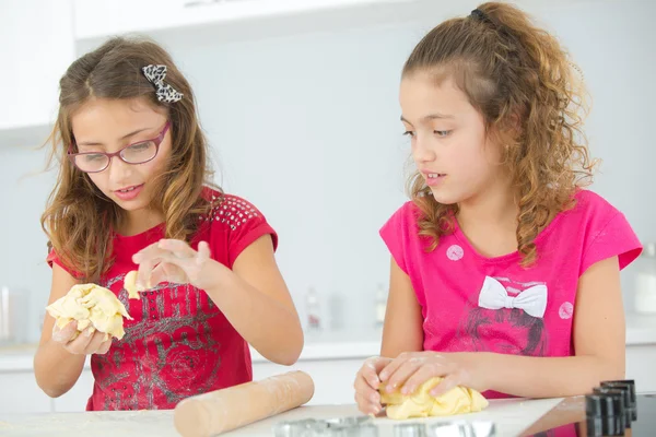 Hermanas horneando en la cocina —  Fotos de Stock