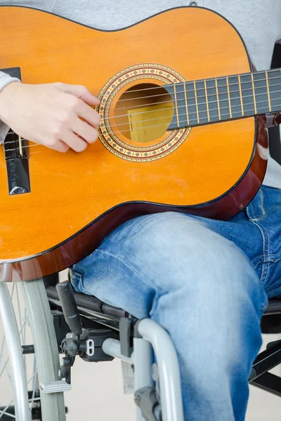 Handicap gitarist en akoestische — Stockfoto