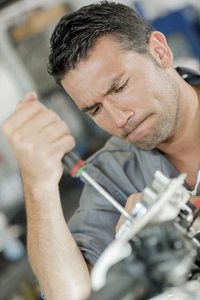 Mechanic vast komen te zitten in een motor reparatie — Stockfoto