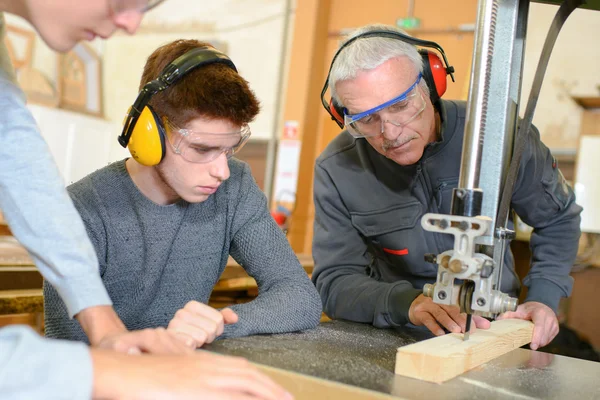 Holzhandwerker und Lehrling — Stockfoto