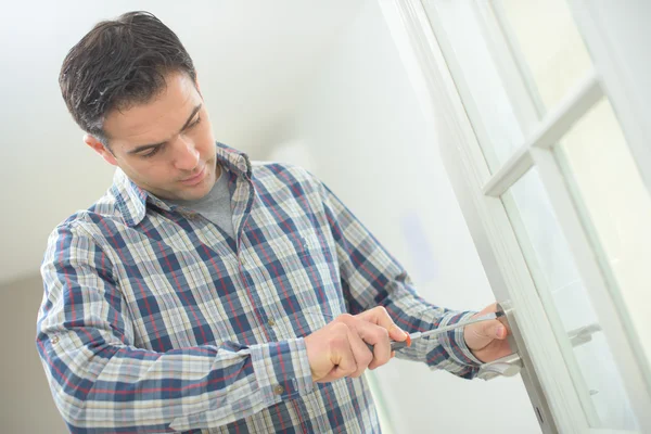 Handyman instalando una nueva puerta — Foto de Stock