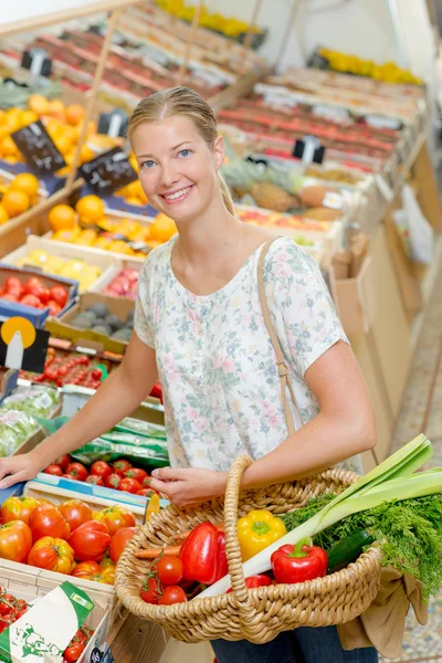 Señora comprando verduras y 30s —  Fotos de Stock