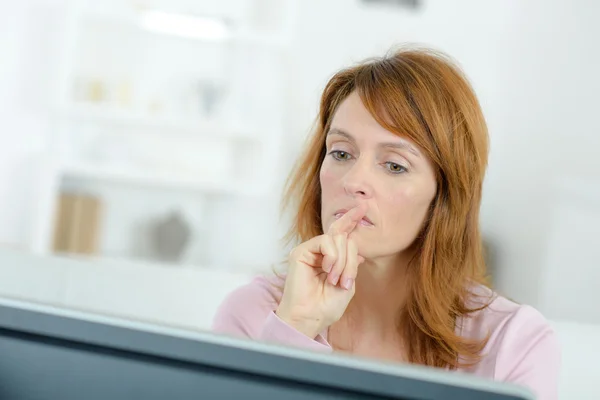 Mujer pensativa viendo la televisión —  Fotos de Stock