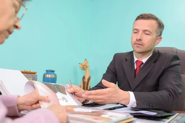 Funeral director in meeting with senior lady — Stock Photo, Image