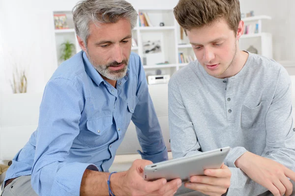 Mannen in het huis met Tablet PC — Stockfoto