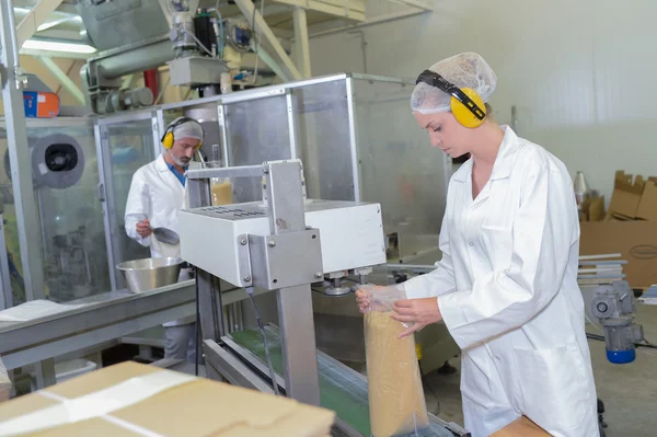 Man en vrouw werken in de fabriek — Stockfoto