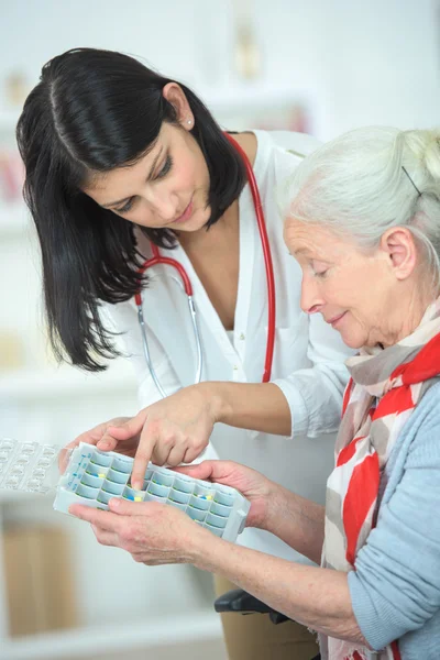 Trattamenti e dosaggio e donna — Foto Stock