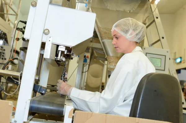 Mujer trabajando en la línea de producción de fábrica —  Fotos de Stock