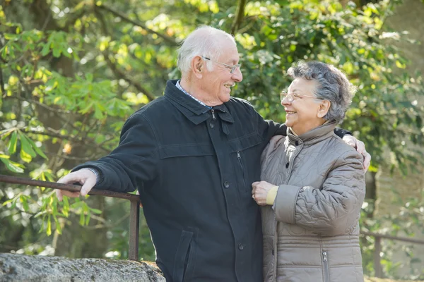 Pareja feliz y dos — Foto de Stock