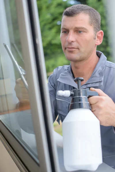 Cleaning windows and single — Stock Photo, Image