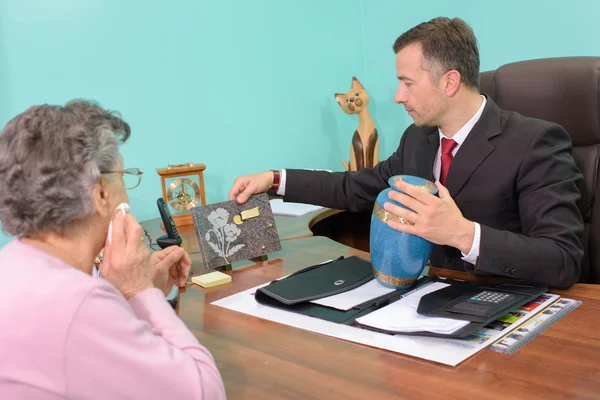 À l'intérieur d'un bureau funéraire — Photo