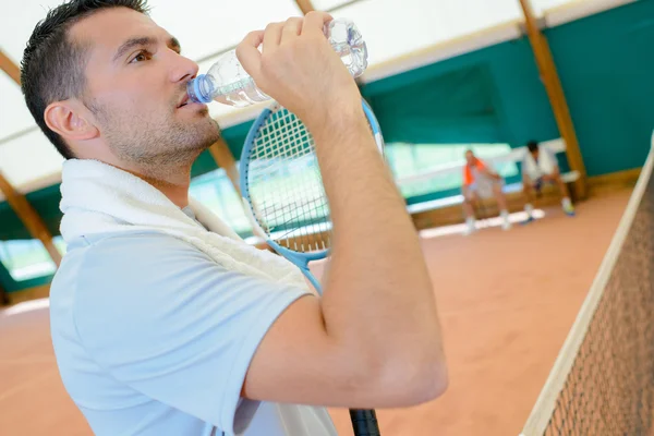 Agua potable y el hombre — Foto de Stock