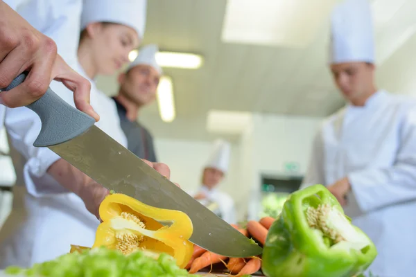 Paprika und Mann schneiden — Stockfoto