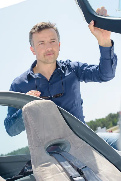 Man getting into cockpit of aircraft — Stock Photo, Image