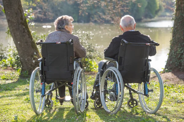 Äldre på rullstolen och man — Stockfoto