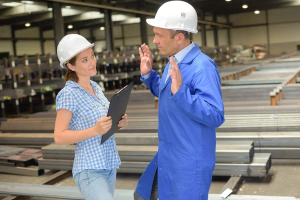 Arbeiter im Gespräch — Stockfoto