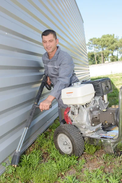 Technicus en jonge knappe — Stockfoto