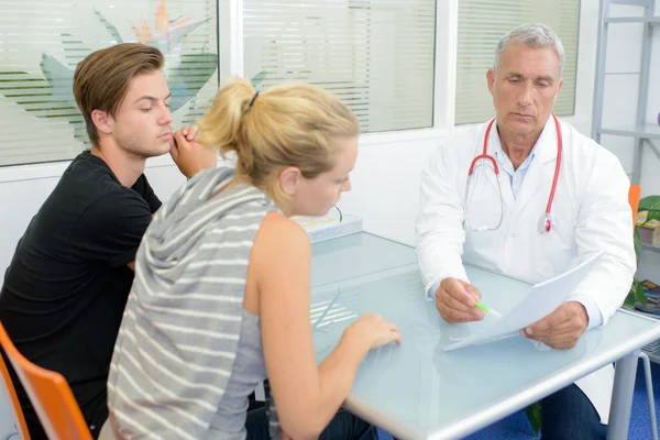 Clínica del médico y el hombre —  Fotos de Stock