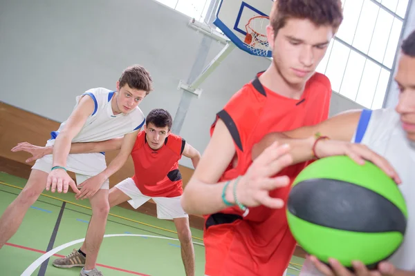 Basketmatch och man — Stockfoto