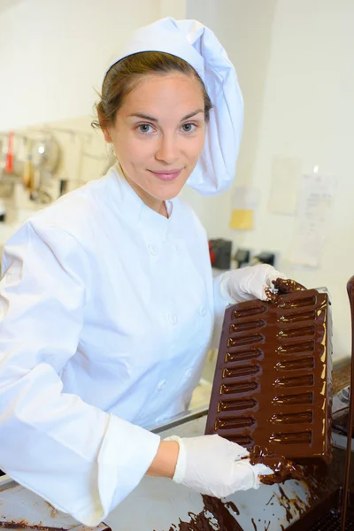 Шеф-кухар тримає форму шоколаду — стокове фото