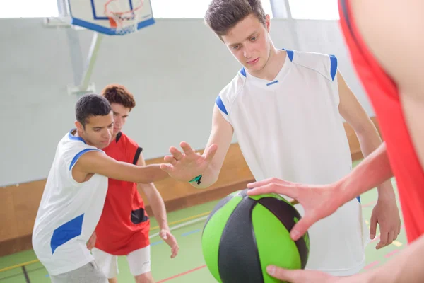 Erkekler basketbol ve adam — Stok fotoğraf