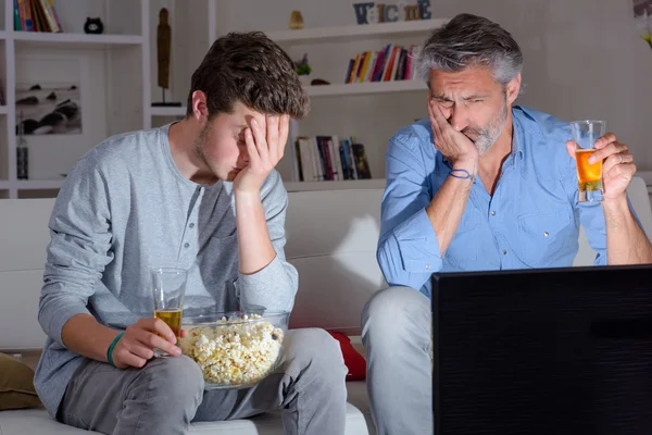 Assistindo horror e homem — Fotografia de Stock