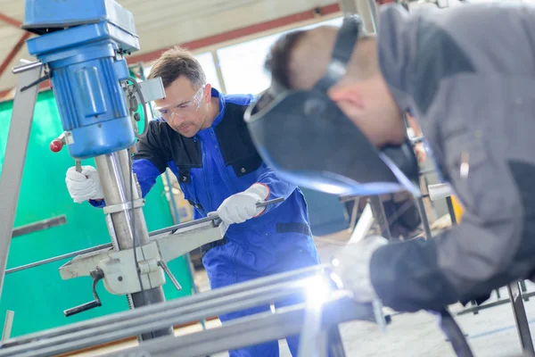 Lassers op het werk en man — Stockfoto