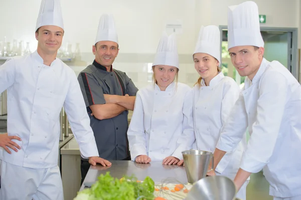 Küchenpersonal und Gruppe — Stockfoto