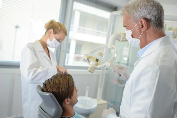 Junger Mann im Zahnarztstuhl — Stockfoto