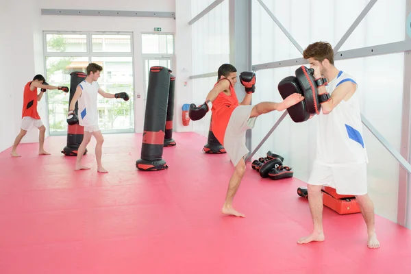 Kick boxingu i człowiek — Zdjęcie stockowe