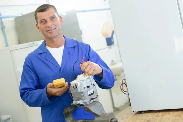 Technicien vérifiant la tension — Photo