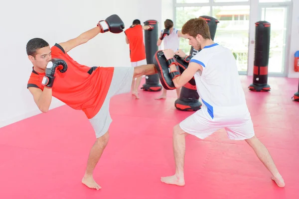 Kick boks ve adam — Stok fotoğraf