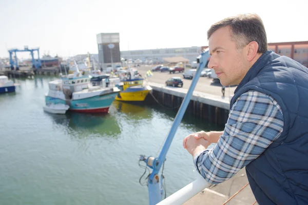 Man kijkt uit over de haven — Stockfoto