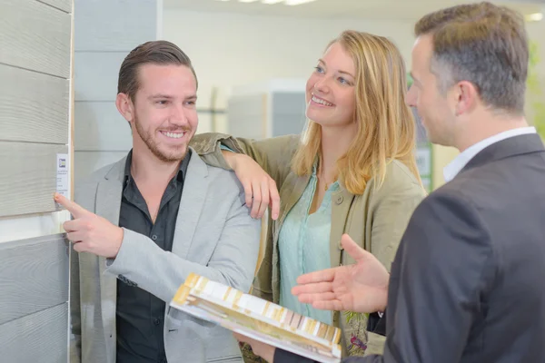 Couple regardant des échantillons de design d'intérieur — Photo