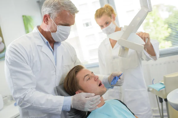 Appuntamento dal dentista e uomo — Foto Stock