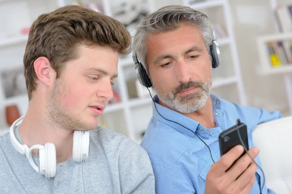 Mannen met hoofdtelefoon en man — Stockfoto