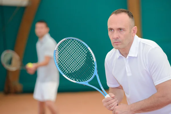 Två män spela tennis — Stockfoto