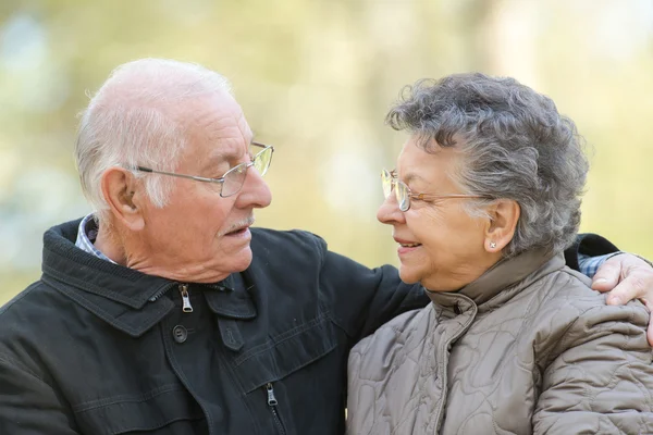 Glückliches Paar und zwei — Stockfoto