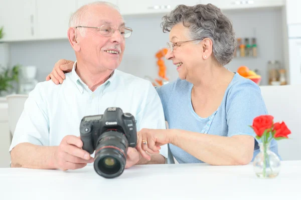 Vieux couple avec passe-temps — Photo
