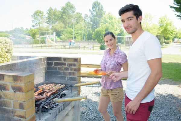 Utegrill och man — Stockfoto